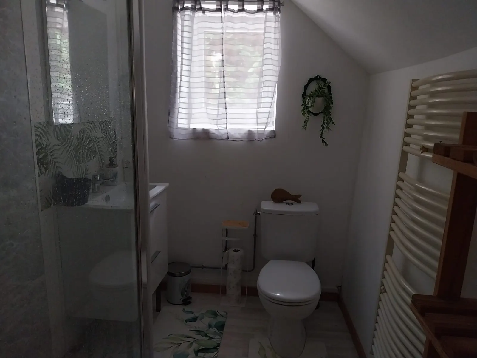 Salle d'eau avec cabine de douche, vasque sur meuble et sèche-serviettes