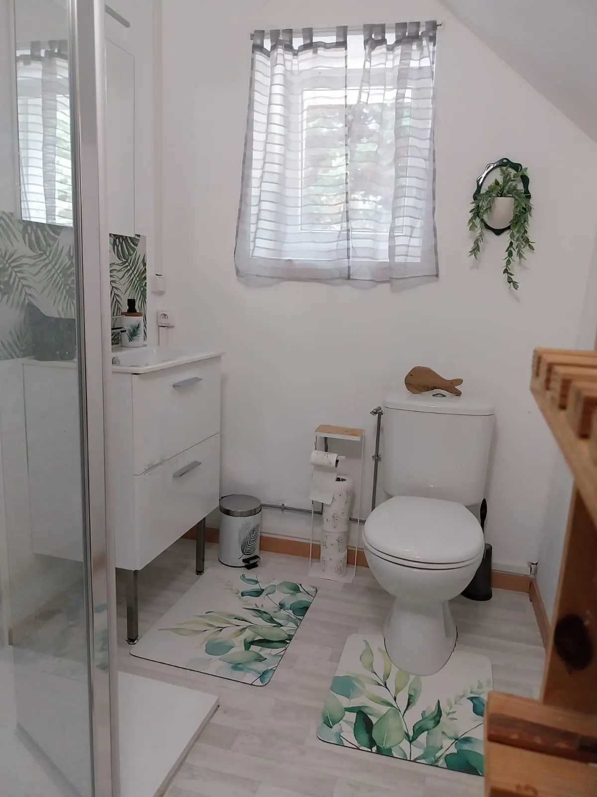 Salle d'eau avec cabine de douche, vasque sur meuble et sèche-serviettes — vue 2